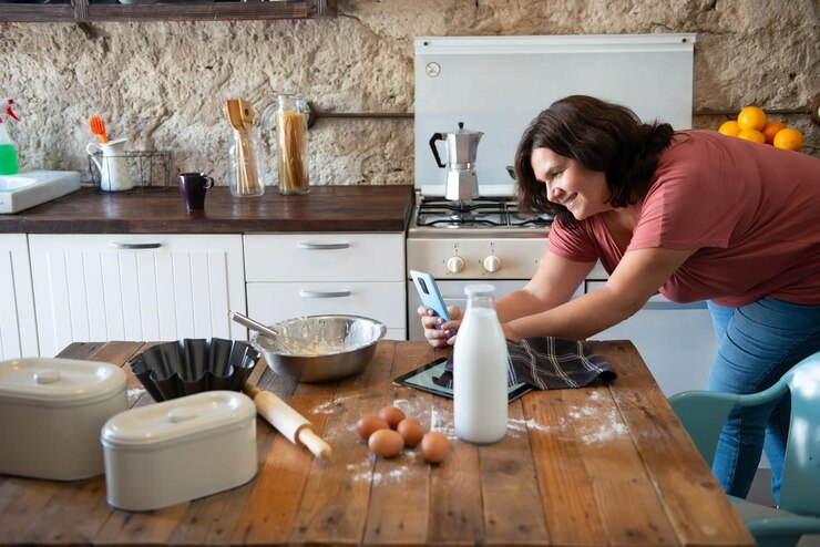 Foto amante de la comida con curvas fotografiando lo que ha cocinado para subirlo a las redes sociales