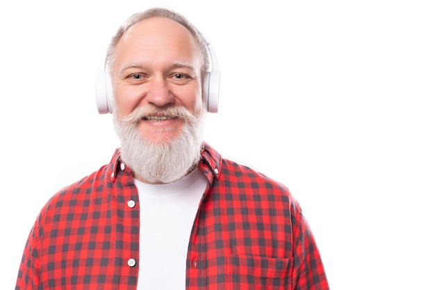 Amante da música c homem aposentado com barba branca e bigode com fones de ouvido