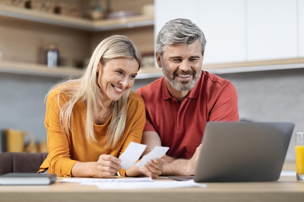 Amante esposo y esposa trabajando juntos en el presupuesto familiar