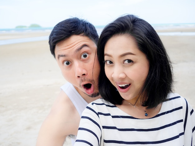 Amante feliz casal asiático em férias de praia de verão