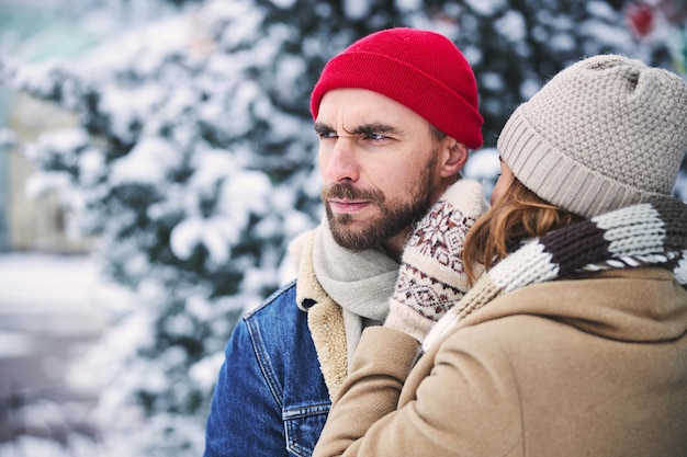 Amante jovem casal namoro na floresta de neve