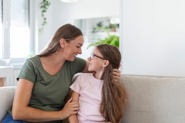 Amante de la joven madre riendo abrazando sonriente lindo niño divertido hija disfrutando de tiempo juntos en casa, madre soltera de familia feliz con niña pequeña divirtiéndose jugando siente alegría abrazar y abrazar