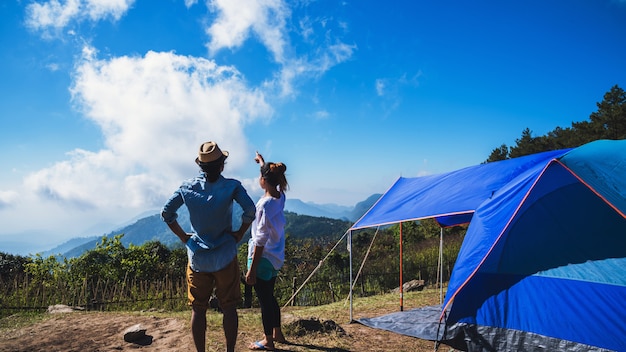 Amante mujer y hombre en la montaña