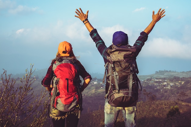 Amante de la mujer y el hombre de viaje asiático de la naturaleza. Viajar relajarse. Campo de toque natural. En ellos