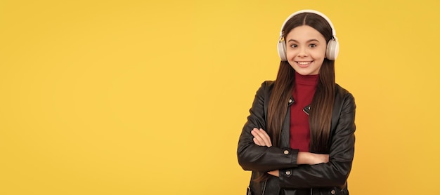 Amante de la música escuchar música accesorio de dispositivo de auriculares inalámbricos Retrato de niño con auriculares cartel horizontal Chica escuchando música banner con espacio de copia