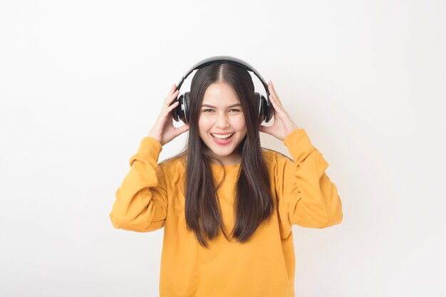 Amante de la música mujer está disfrutando con auriculares sobre fondo blanco.