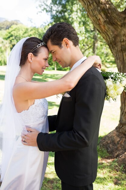 Amante de la novia y el novio abrazándose en el jardín