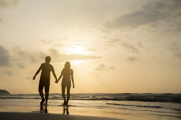 amante de pareja en la playa