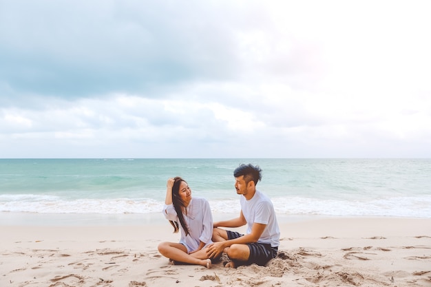 Amante de la pareja sentada en la playa