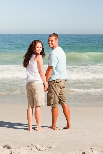 Amantes andando na praia