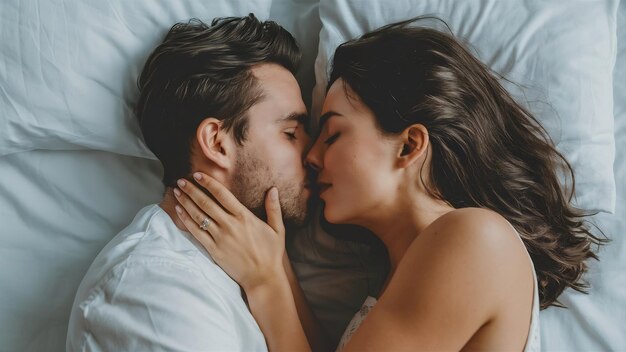 Amantes bonitos a beijar-se na cama.