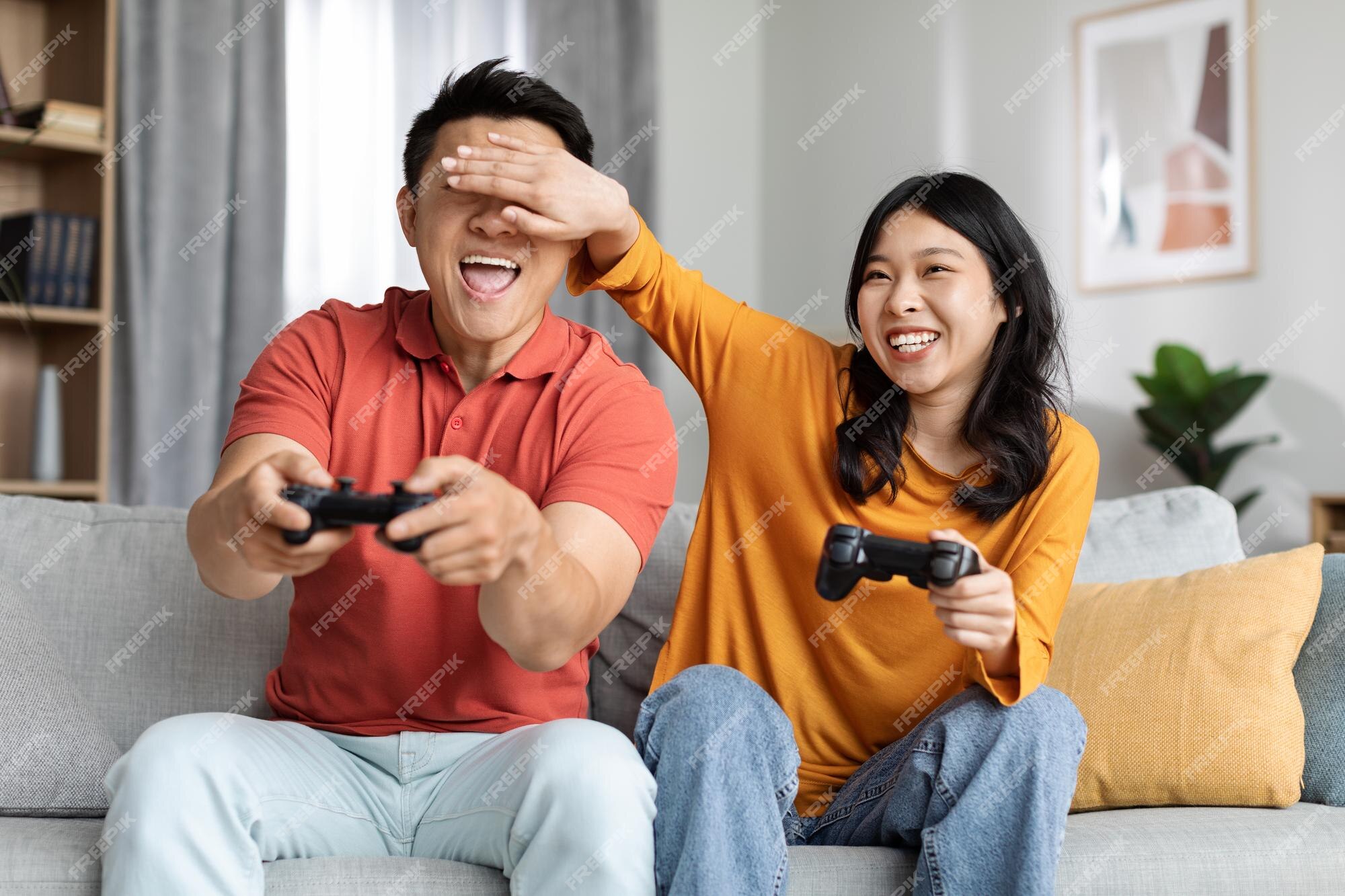 Pessoas Jogando Videogame E Se Divertindo Em Casa Imagem de Stock