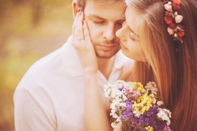 Amantes de casal abraçando e beijando no parque ao pôr do sol Amo o conceito de felicidade da juventude