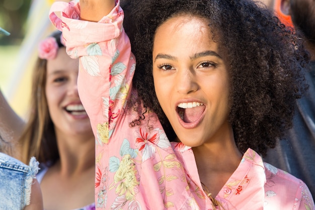 Foto amantes de música excitados no festival