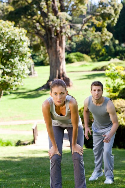 Amantes desportivos no parque