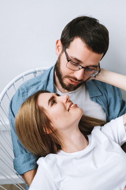 Amantes do jovem casal se abraçaram, o conceito de relacionamento.