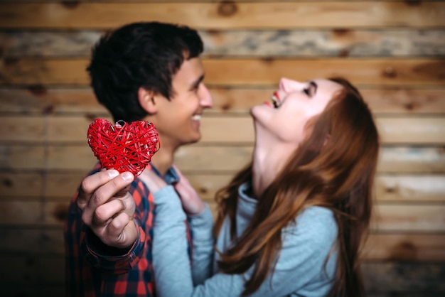 Amantes felices con el corazón para el día de San Valentín