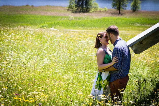 Amantes felizes de férias nas montanhas Alpes