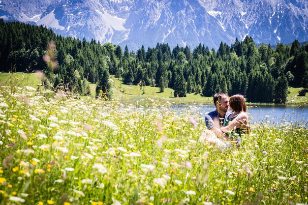 Amantes felizes de férias nas montanhas Alpes