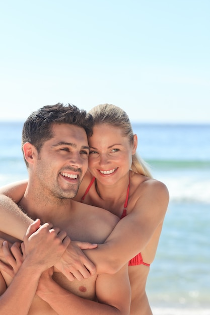 Amantes felizes na praia