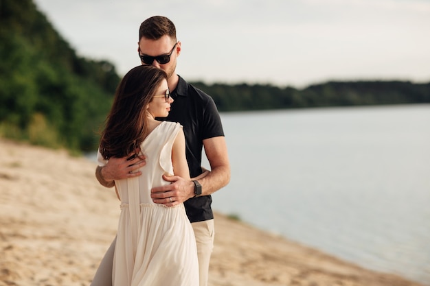 Amantes felizes na praia