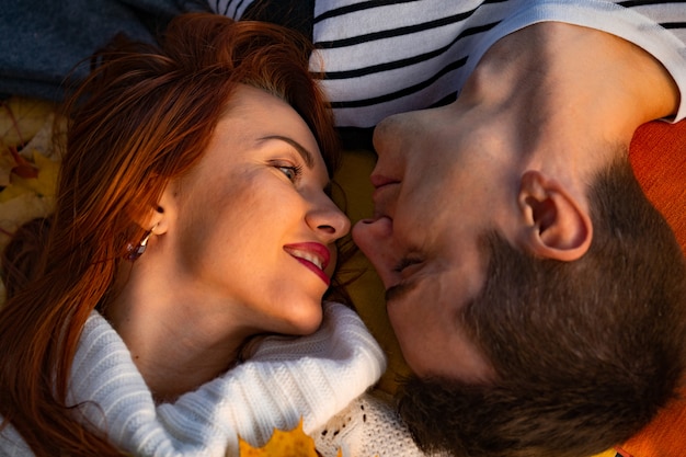 Amantes hombre y mujer en el parque en otoño