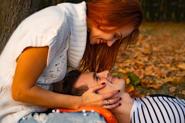 Amantes hombre y mujer en el parque en otoño