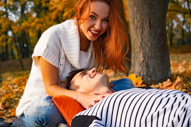 Amantes hombre y mujer en el parque en otoño