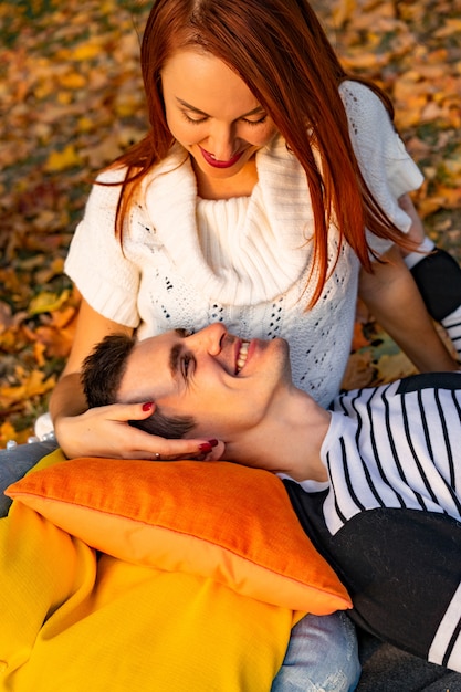 Foto amantes hombre y mujer en el parque en otoño