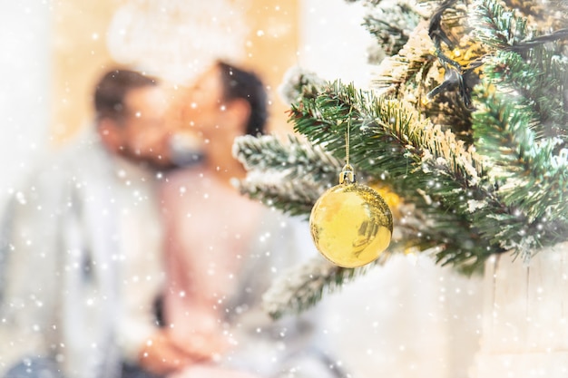 Amantes hombre y mujer sobre un fondo de Navidad. Enfoque selectivo.