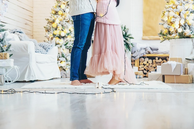 Amantes homem e mulher em um fundo de Natal. Foco seletivo.