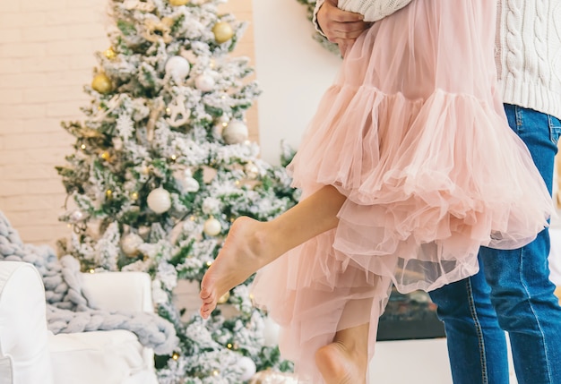 Amantes homem e mulher em um fundo de Natal, foco seletivo.