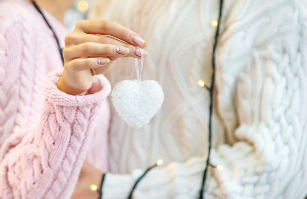 Amantes homem e mulher em um fundo de Natal, foco seletivo.