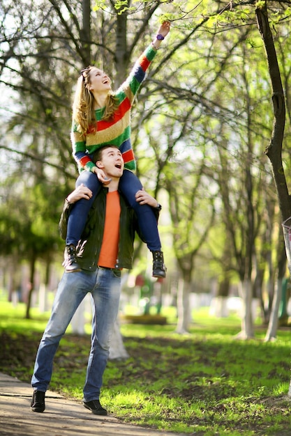 Amantes homem e mulher na primavera