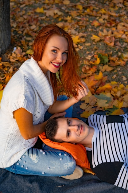 Amantes homem e mulher no parque no outono