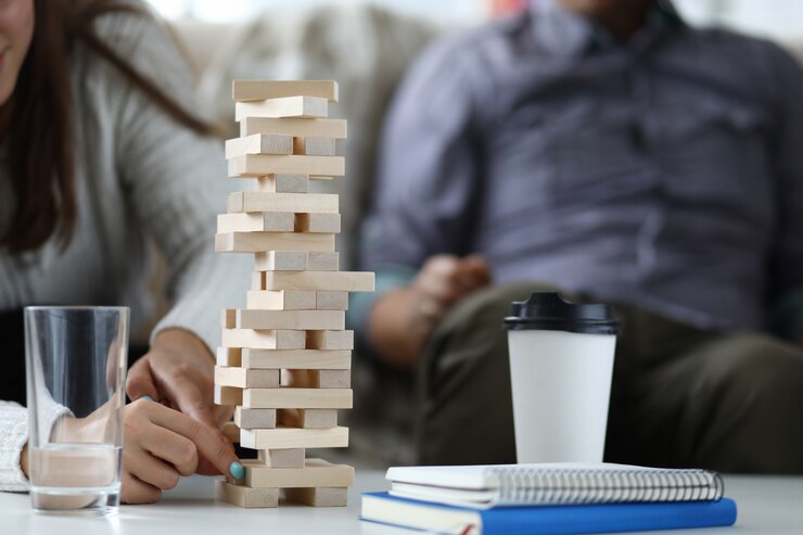 Foto amantes jogando jenga jogo de madeira
