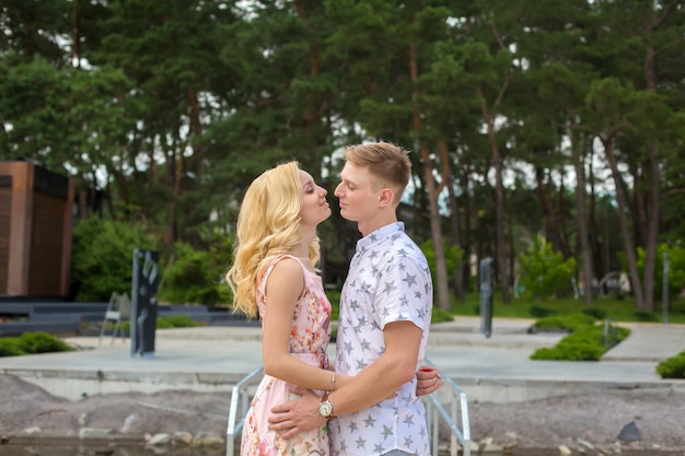 Amantes de la joven pareja besos en el parque verde