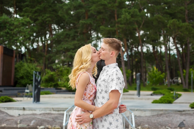 Amantes de la joven pareja besos en parque verde