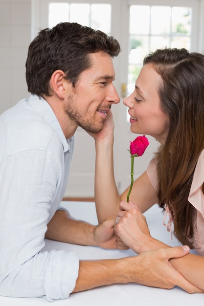 Amantes de la joven pareja mirando el uno al otro