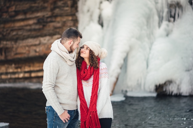 amantes no inverno na cachoeira para passear