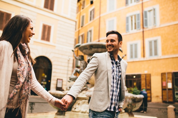 Amantes de la pareja caminando en la calle de Roma, Italia