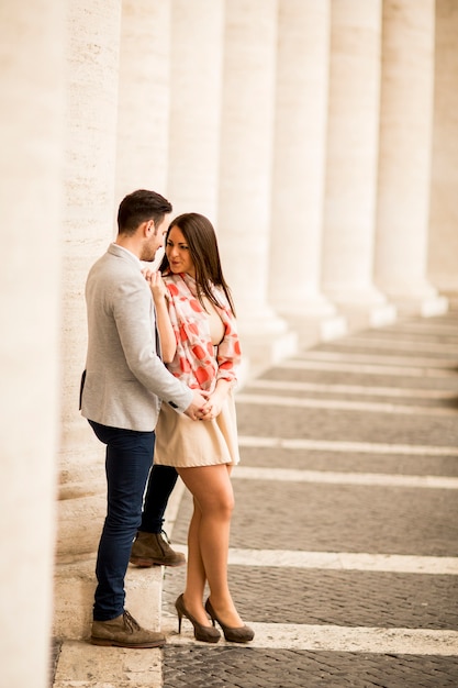 Foto amantes de la pareja en la plaza de san pedro en el vaticano