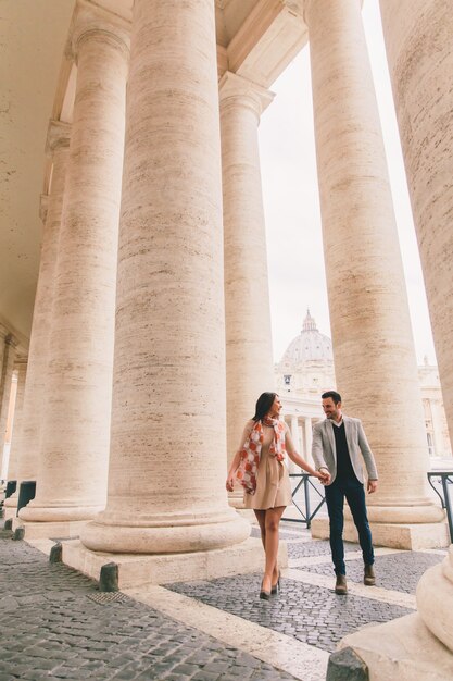 Foto amantes de la pareja en la plaza de san pedro en el vaticano