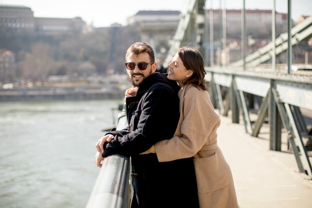 Amantes de la pareja en el puente de las cadenas, Budapest