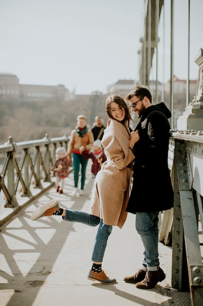 Amantes de la pareja en el puente de las cadenas, Budapest