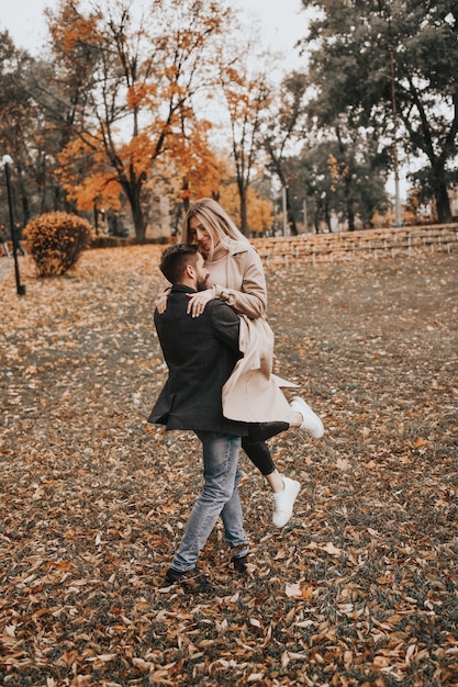 Amantes en el parque otoño