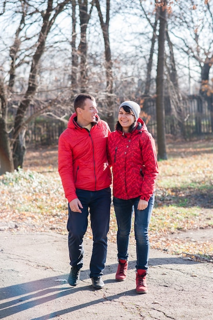 Amantes passeando no parque