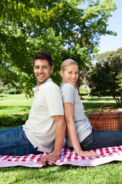 Amantes picnicking no parque