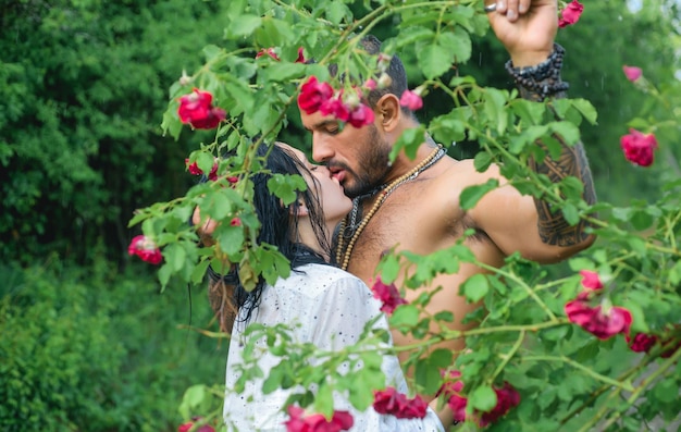 Amantes de la primavera en un jardín floreciente Encantadora pareja de primavera besándose y abrazos Pareja de verano y momento erótico Pareja al aire libre en árboles florecientes Amantes de la belleza en las flores