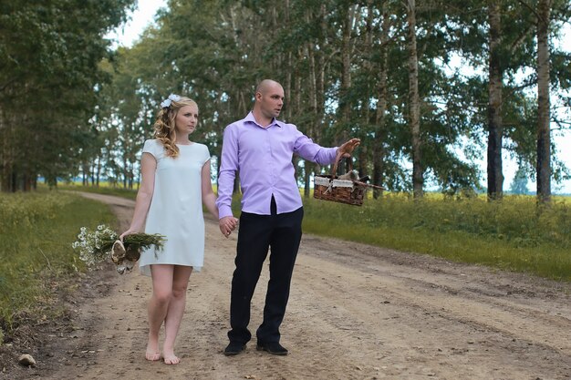 Amantes recém-casados caminhando em um campo no dia de outono